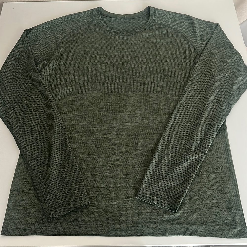 Men’s long sleeve size large